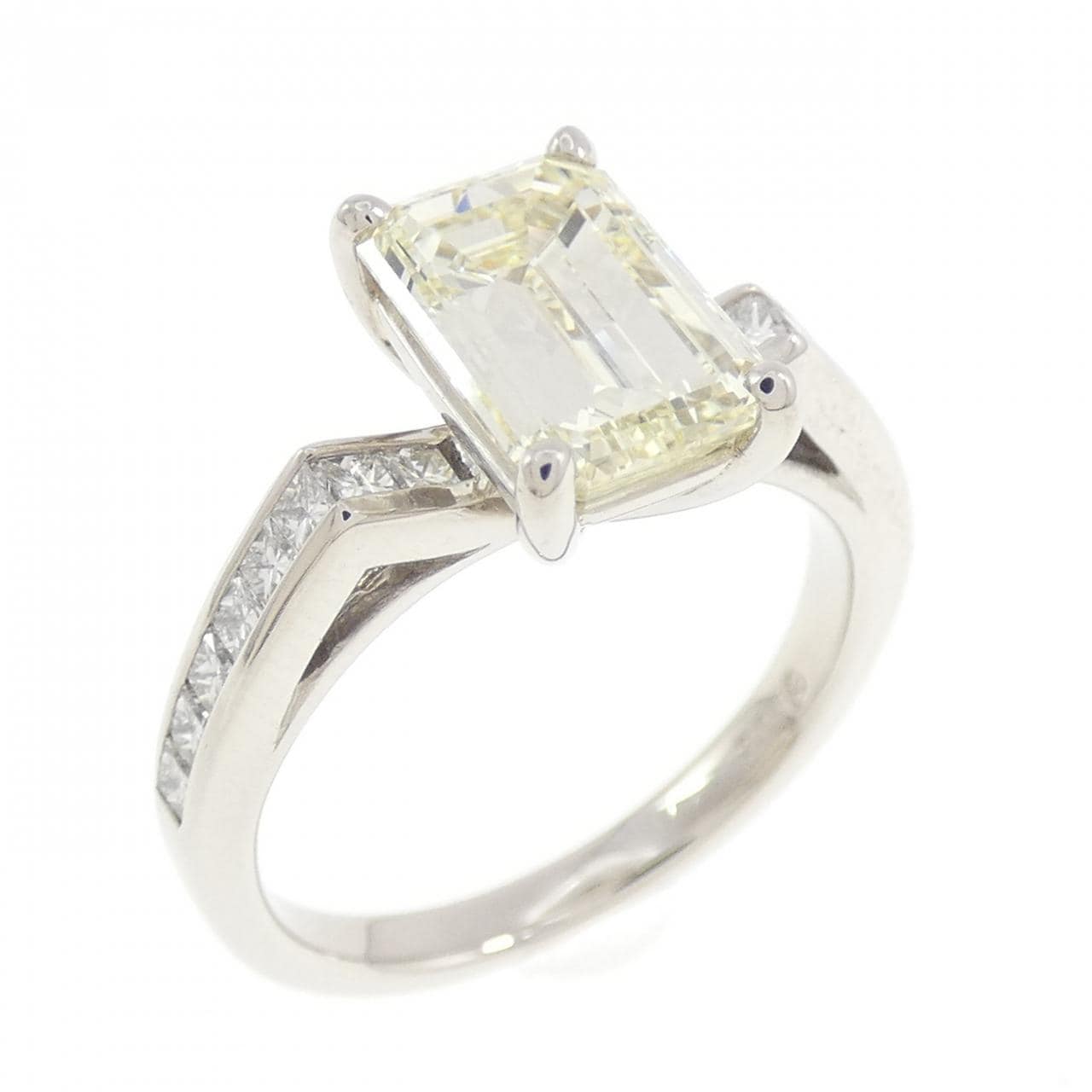 PT900 ダイヤモンド リング 2.058CT VLY VVS2 エメラルドカット