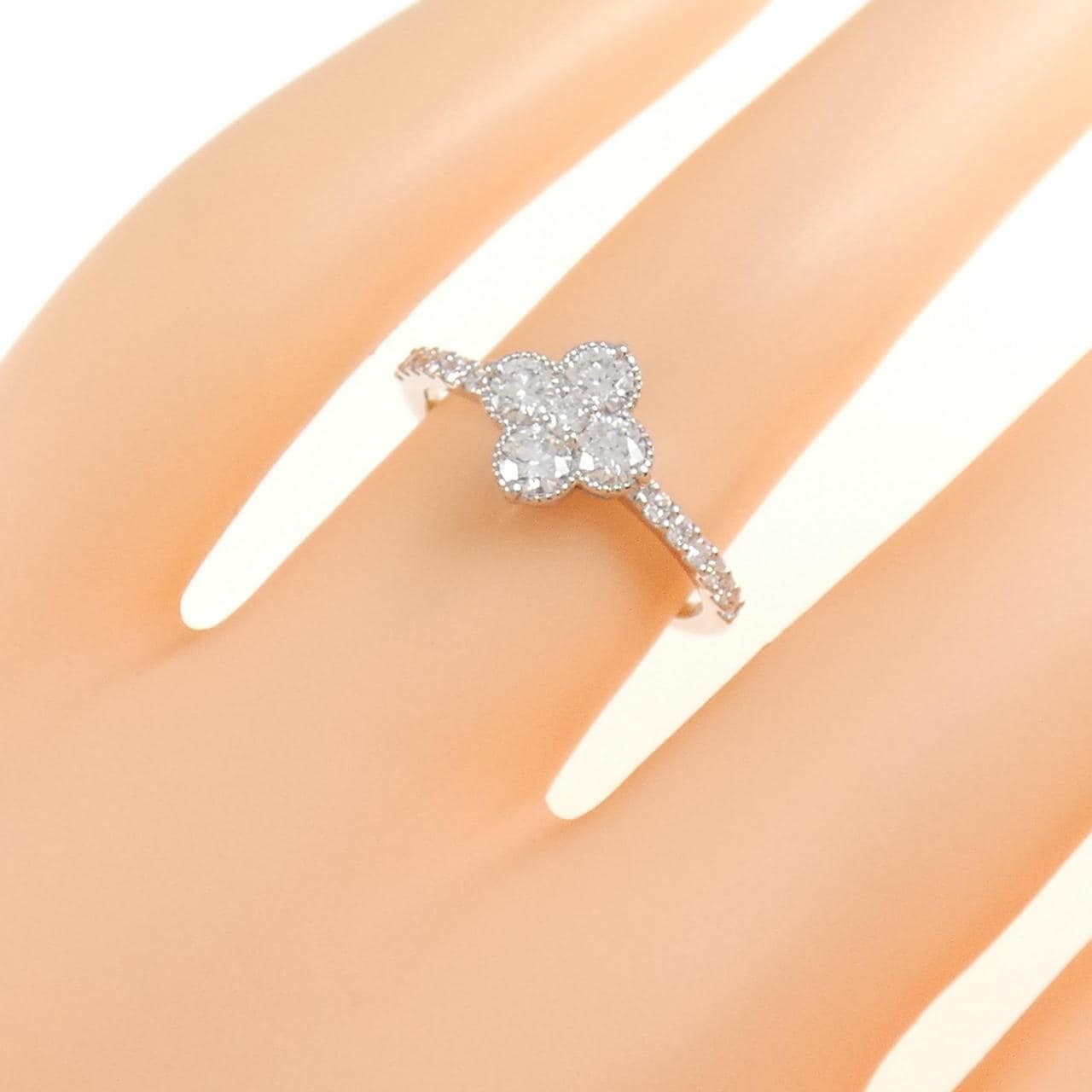 [BRAND NEW] PT Flower Diamond Ring 0.388CT