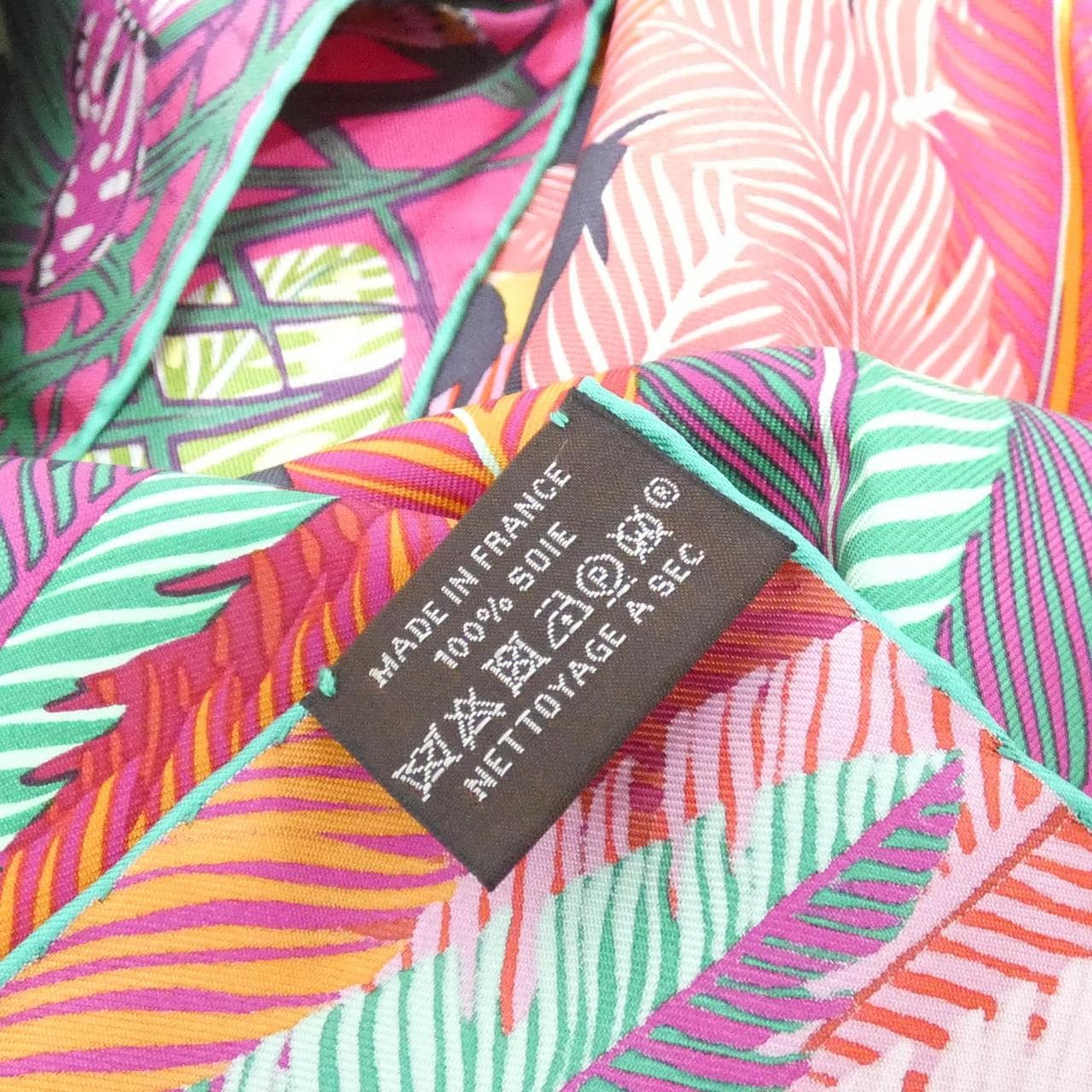 エルメス JAGUAR QUETZAL カレ スカーフ