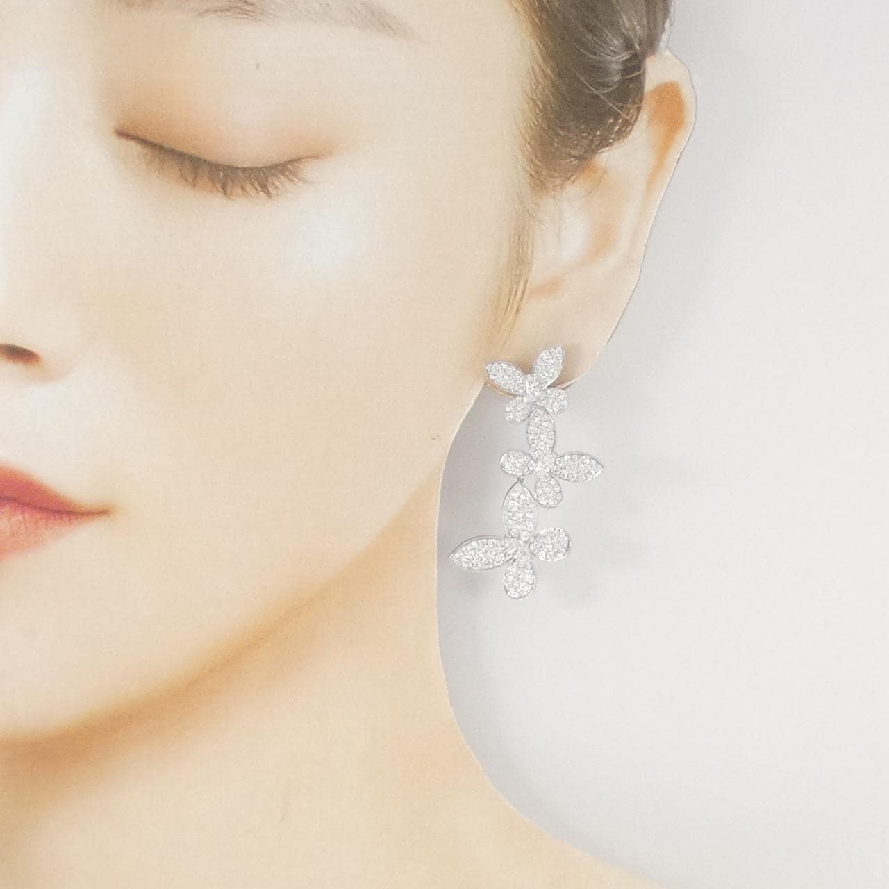 グラフ トリプル パヴェ バタフライ ドロップ ピアス