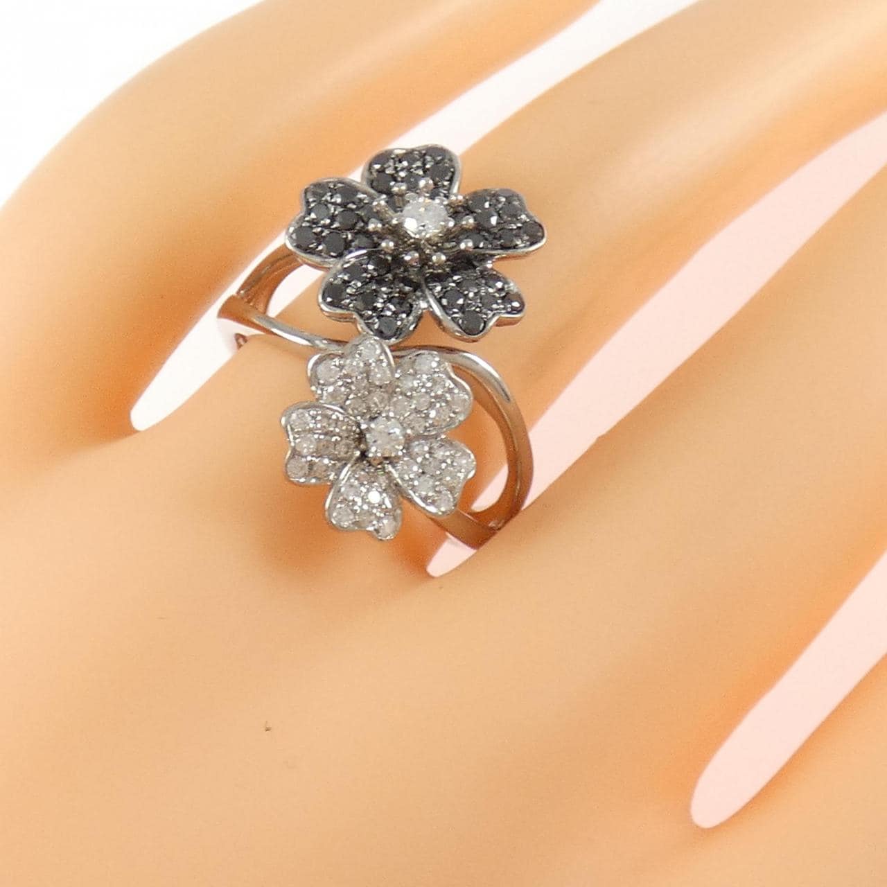K18WG/K18BG フラワー ダイヤモンド リング 0.75CT