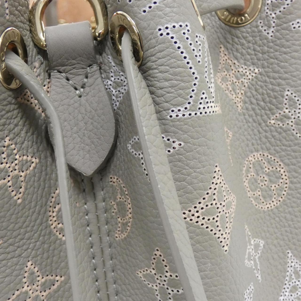 LOUIS VUITTON Mahina（飞行模式）Bella Tote M23395 包