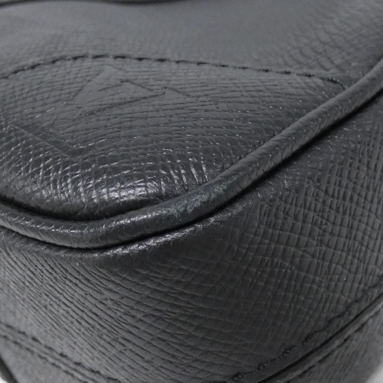 ルイヴィトン タイガ ポルト ドキュマン ヴォワヤージュ M30925 バッグ