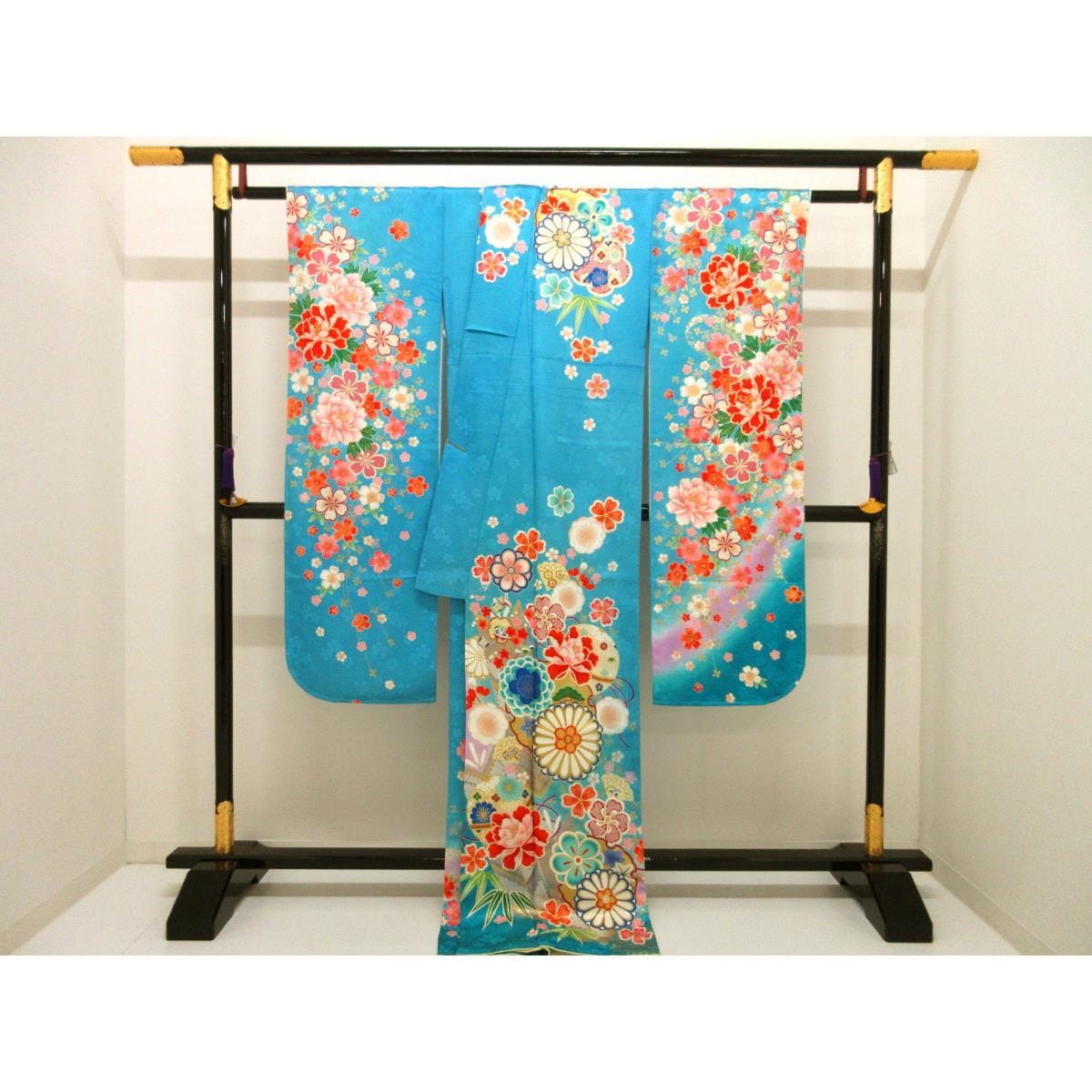 [Unused items] Kimono with Yuzen gold leaf finish and embroidered gradation dyeing