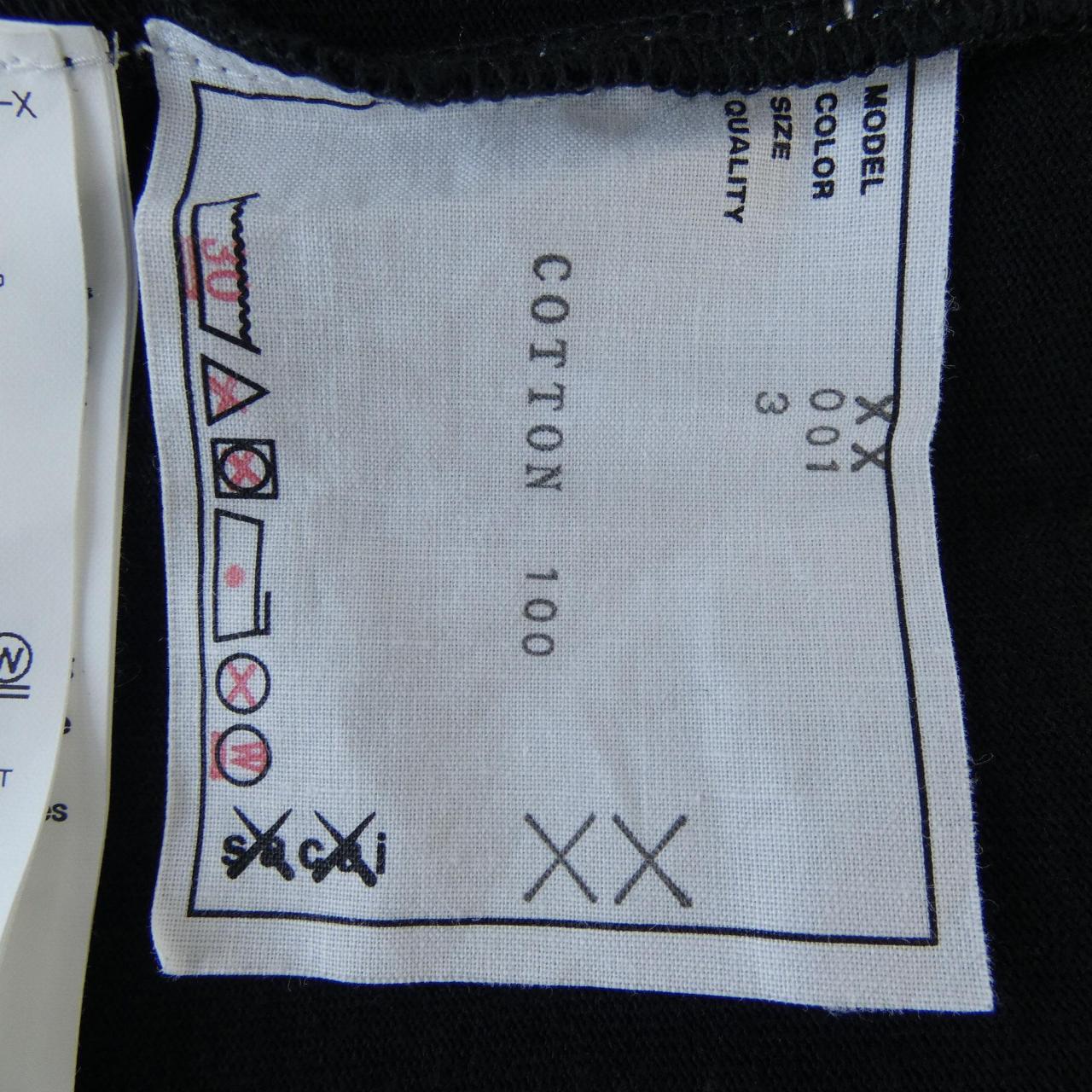 サカイ SACAI KAWS HOLIDAY XX Tシャツ
