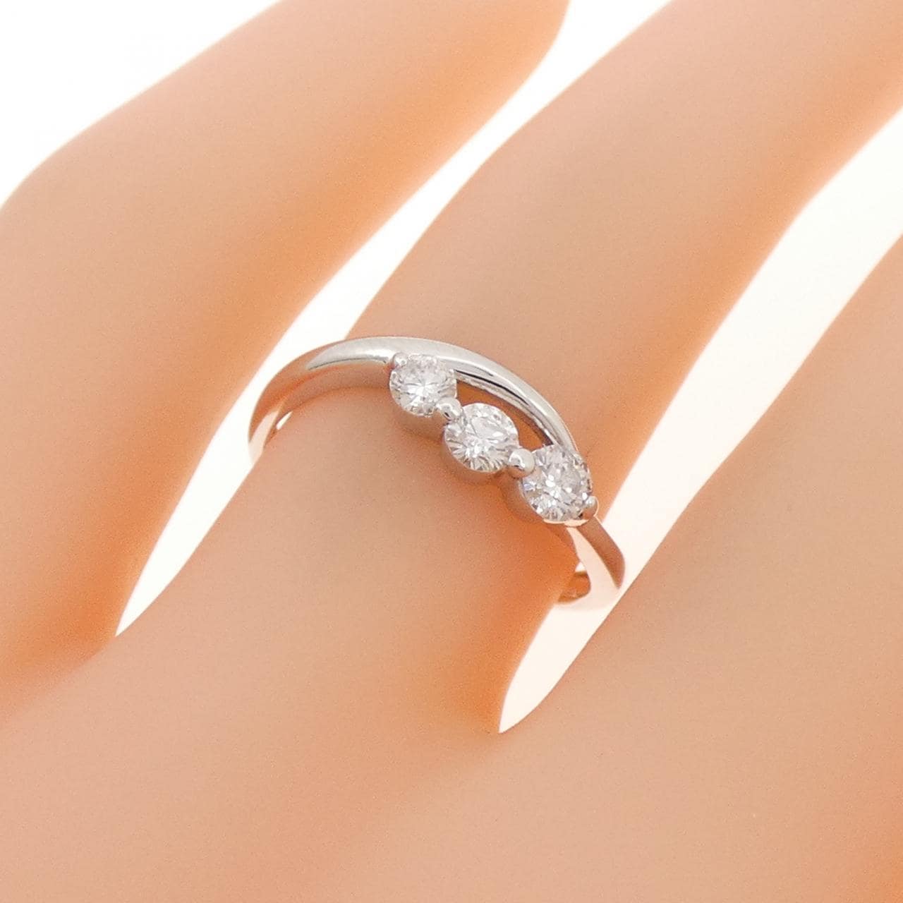 K14WG スリーストーン ダイヤモンド リング 0.30CT