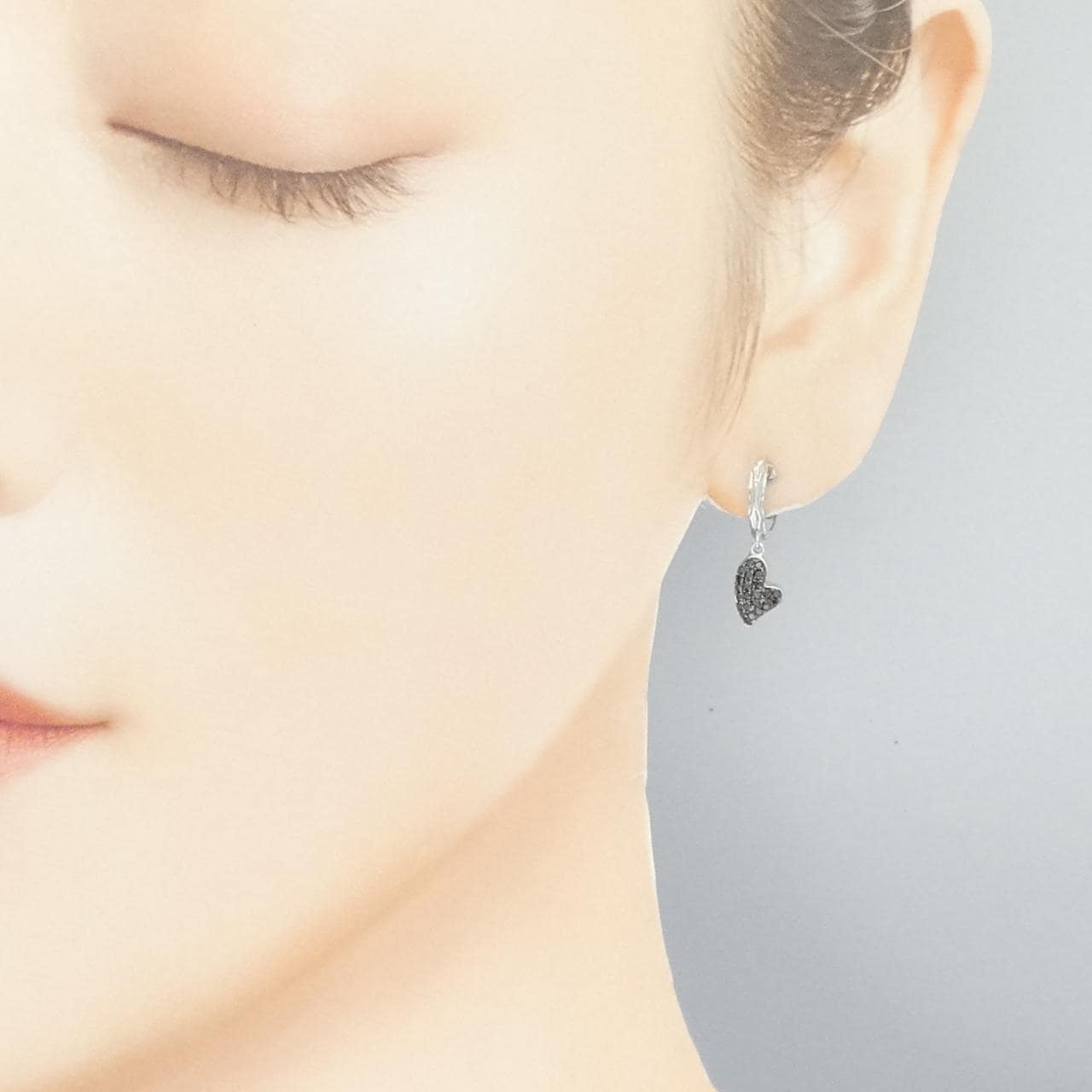 K18WG/K18BG ハート ダイヤモンド ピアス 0.30CT