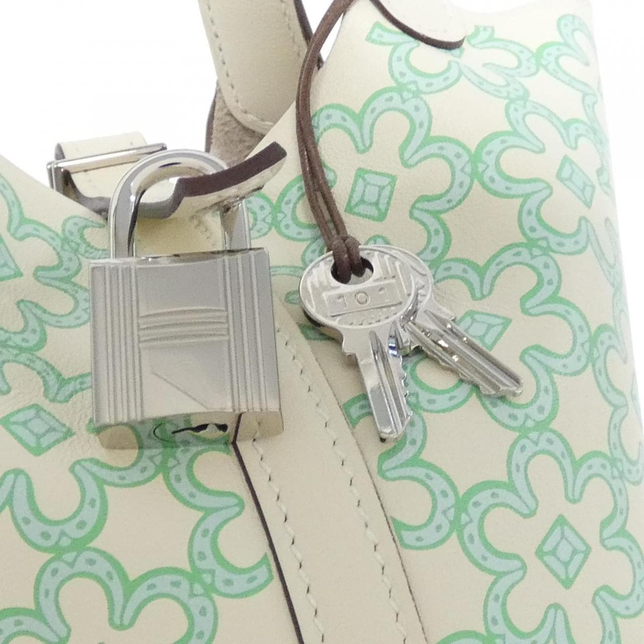 エルメス LUCKY DAISY ピコタン ロック MICRO 083697CK バッグ