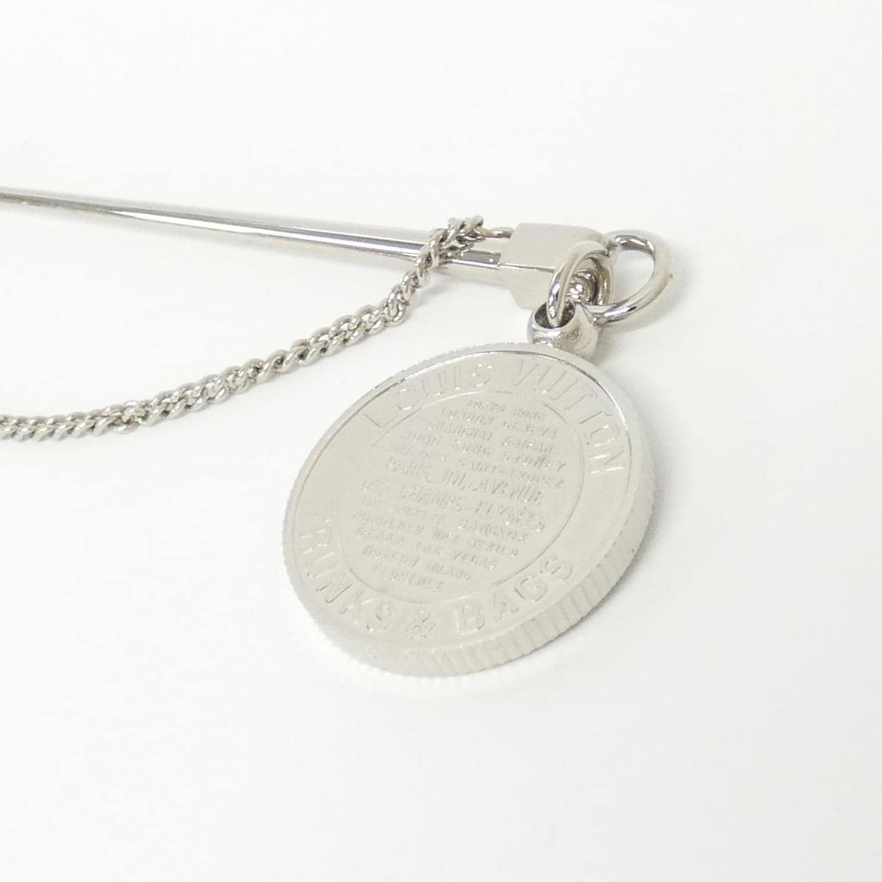 ルイヴィトン チャームブローチ トラベラースタンプス MP1799 ブローチ