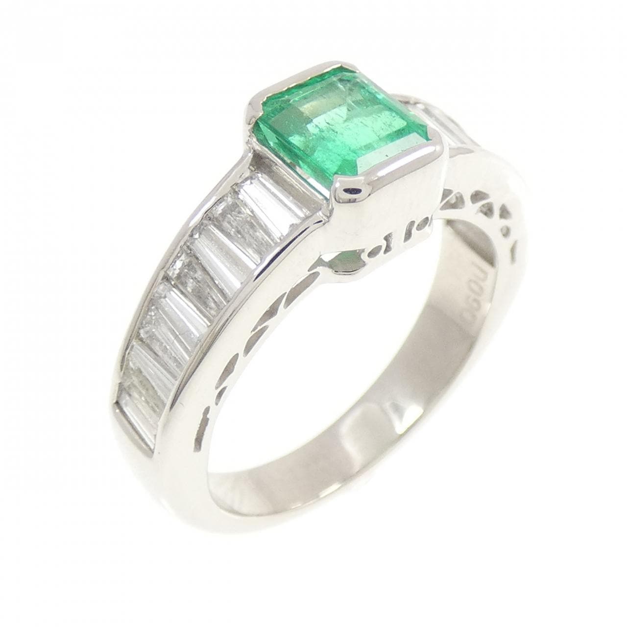 PT900 エメラルド リング 0.94CT