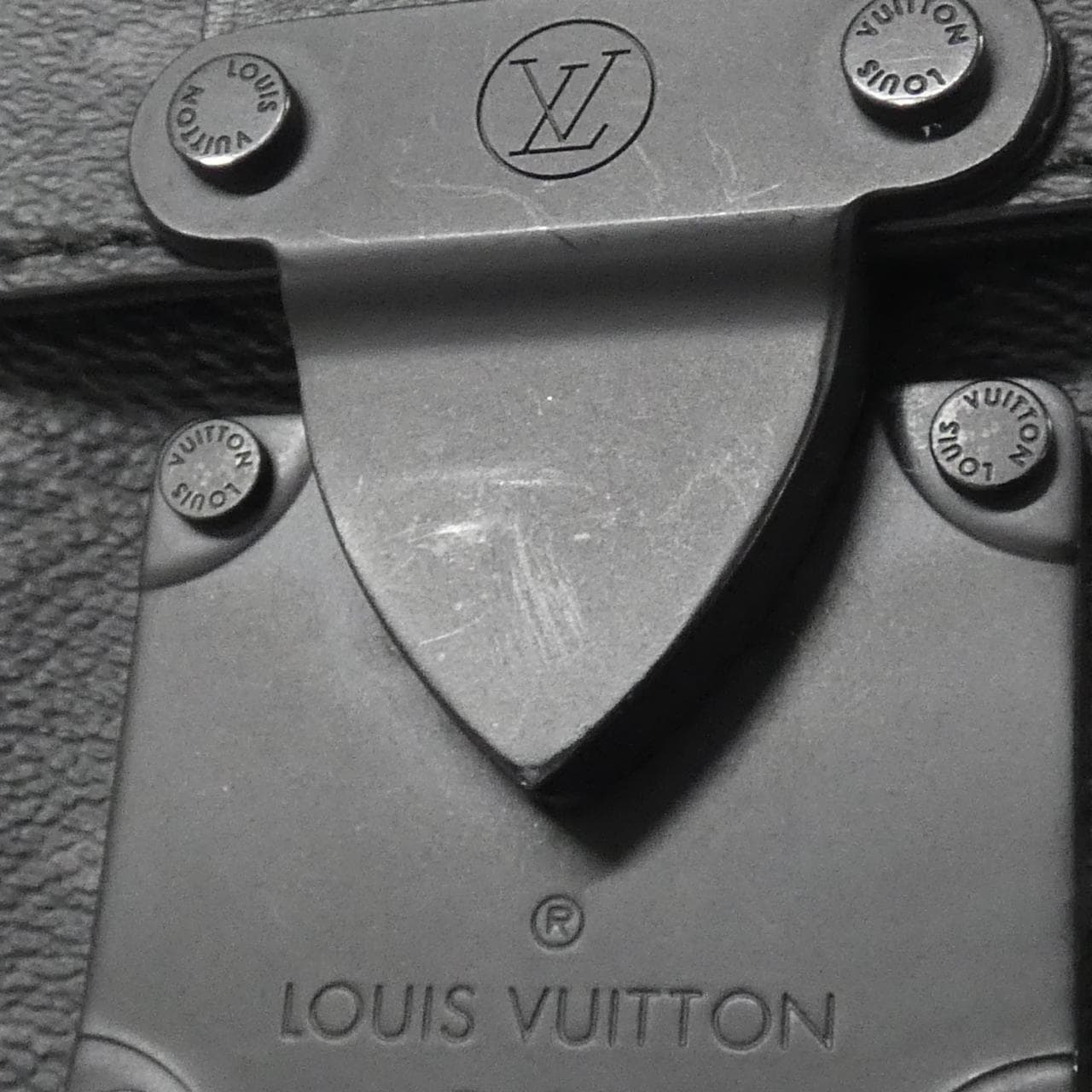 ルイヴィトン モノグラム エクリプス Sロック ヴェルティカル ウエアラブル ウォレット M82252 ショルダーバッグ