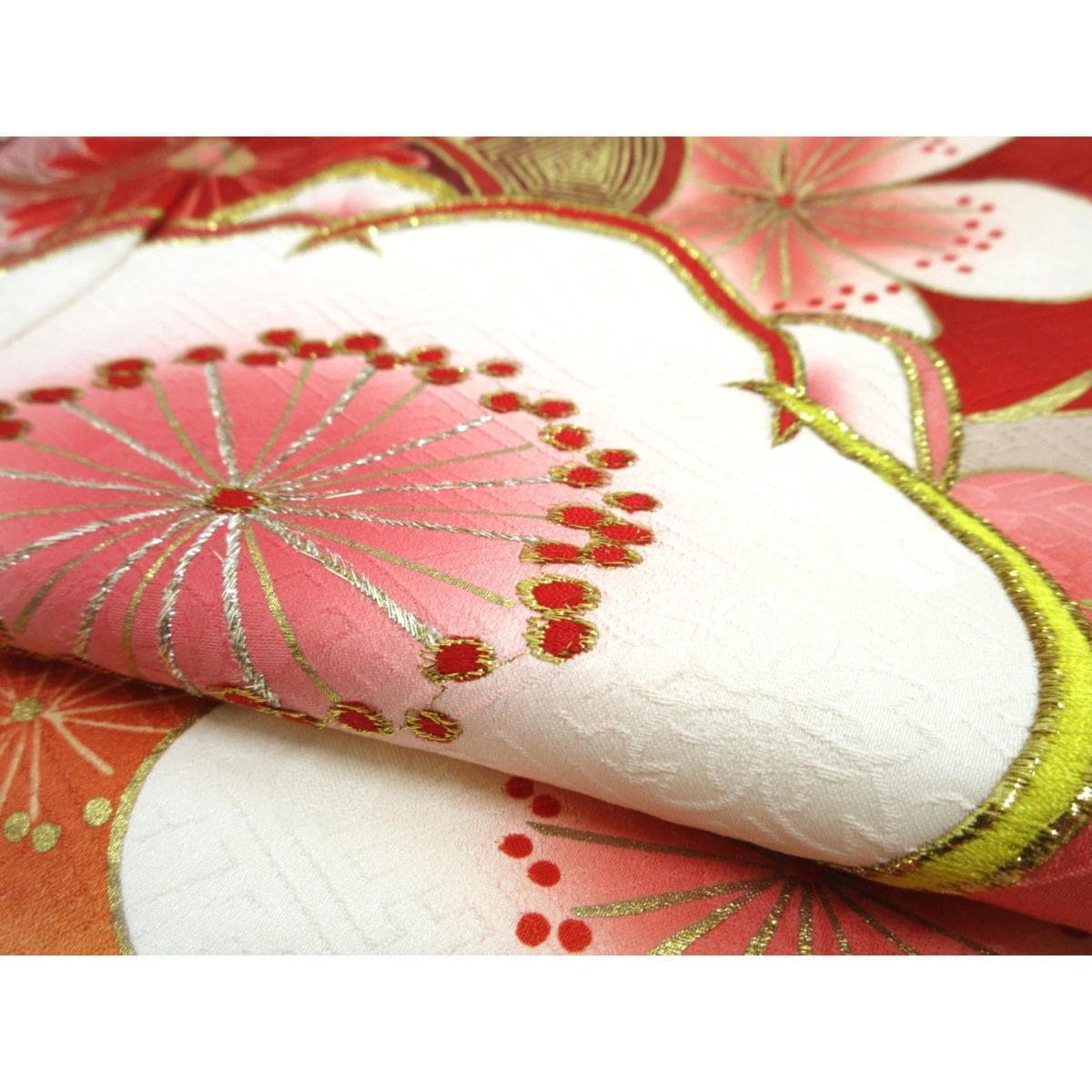 振袖　友禅金彩加工　刺繍入り　身幅２Ｌ寸