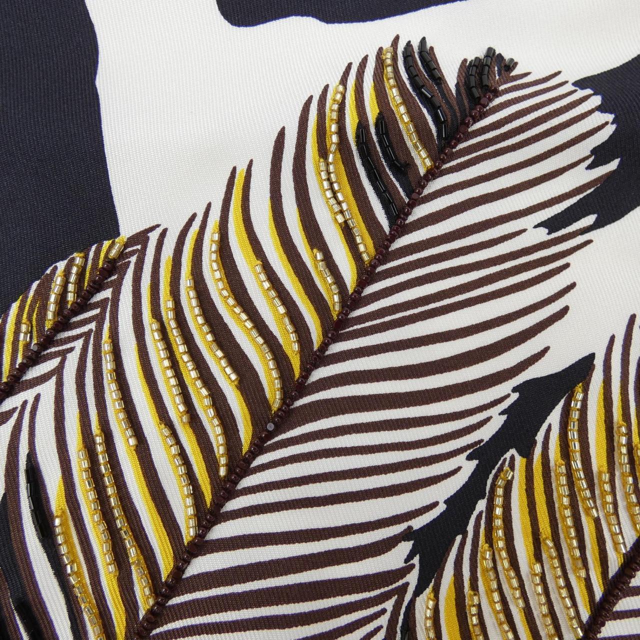 エルメス HERMES ZEBRA PEGASUS EMBROIDERED 882816S トライアングルジェアン ショール