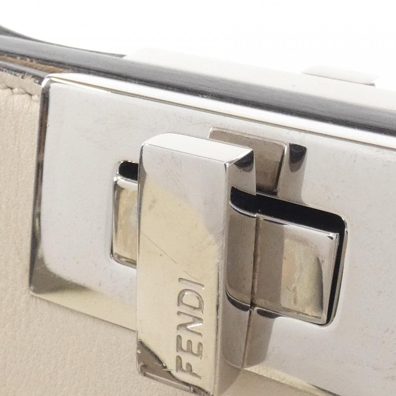 フェンディ ピーカブー エッセンシャリー 8BN302 SMQ バッグ