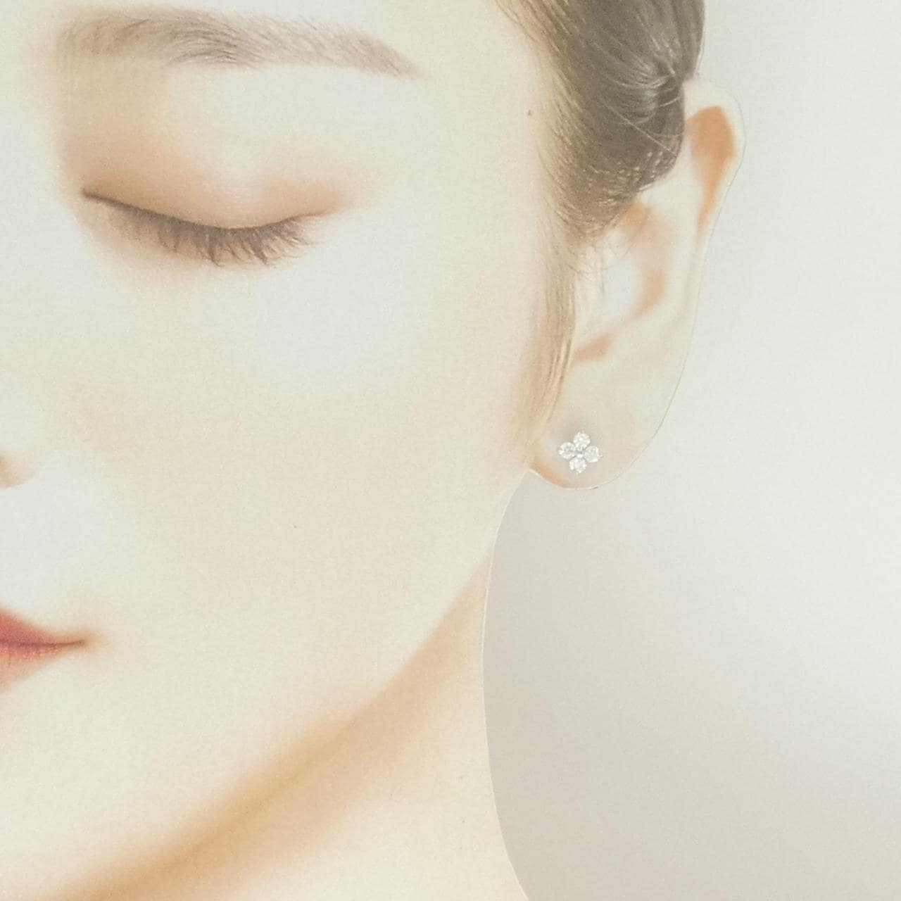 K18WG フラワー ダイヤモンド ピアス 0.5CT