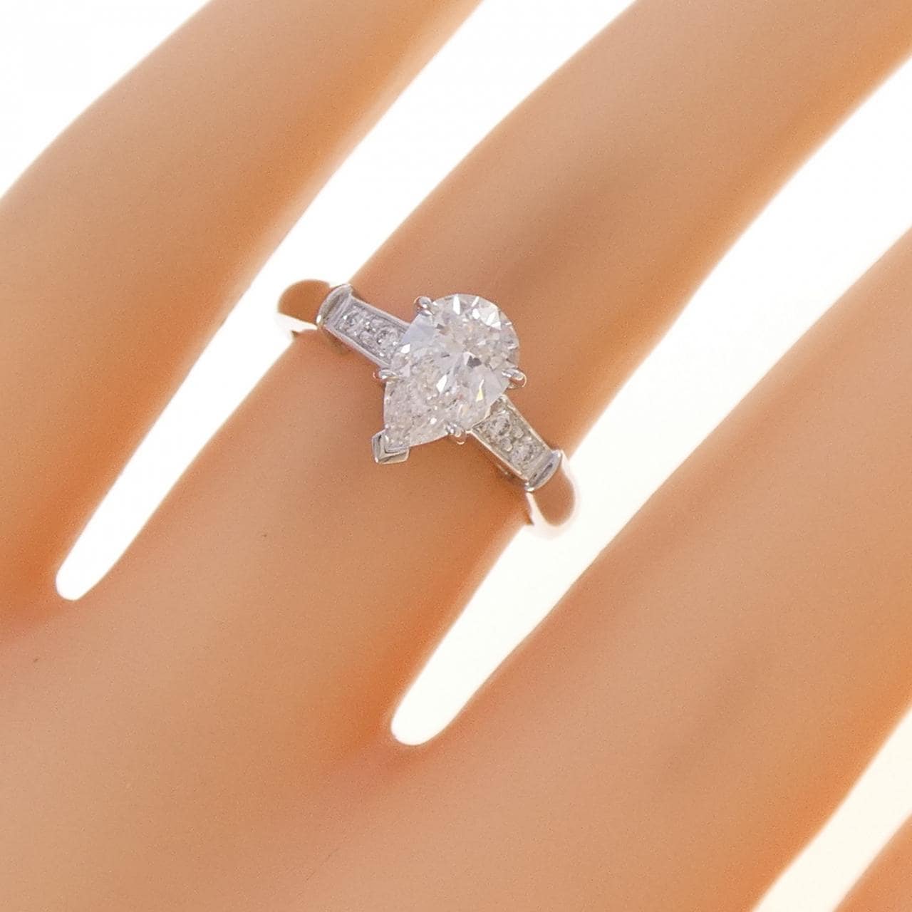 ハリーウィンストン トリスト リング 0.80CT D VVS1 ペアシェイプ