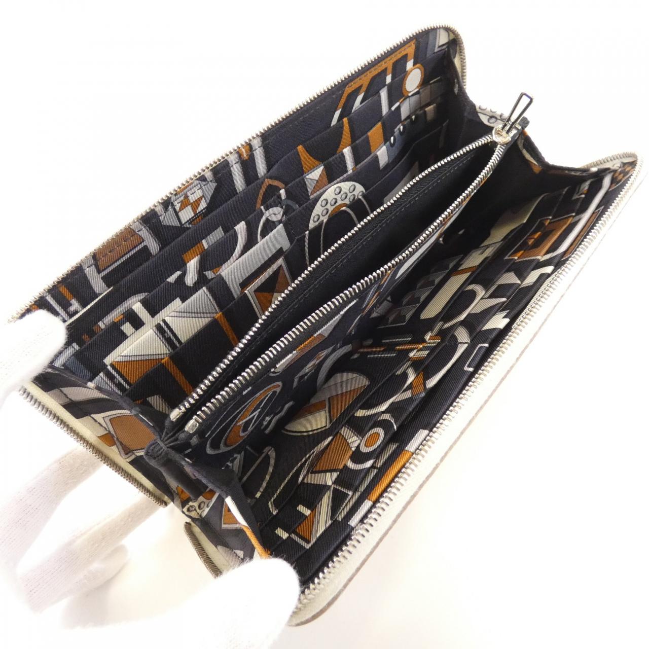 エルメス CARRE EN BOUCLES シルク イン クラシック 071003CK 財布