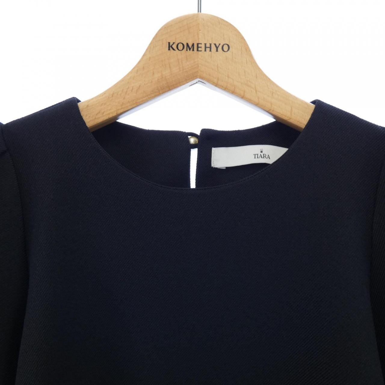 ティアラ TIARA トップス