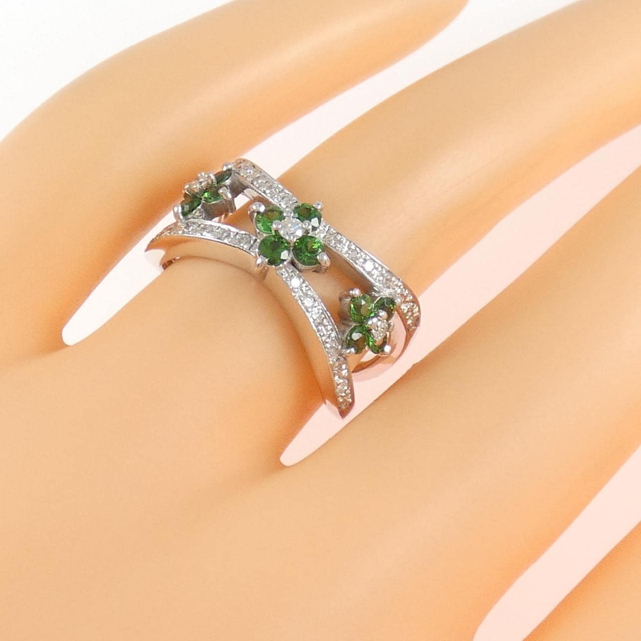 K18WG フラワー グリーンガーネット リング 0.51CT