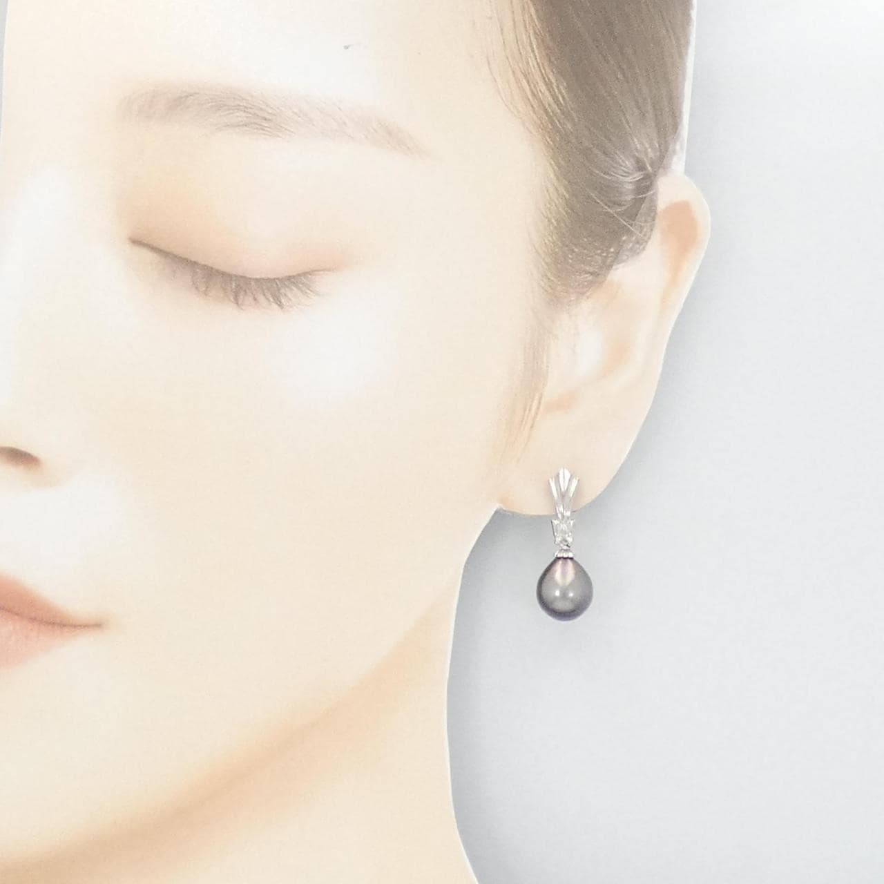 K14WG Black Pearl Earrings 10.5mm