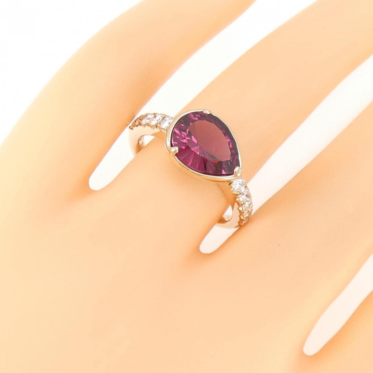 Veretta Ottava Garnet ring