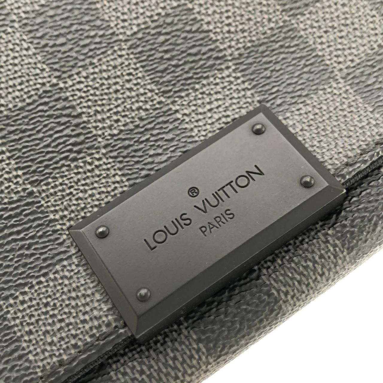 LOUIS VUITTON Damier Graphite District MM N41272 单肩包