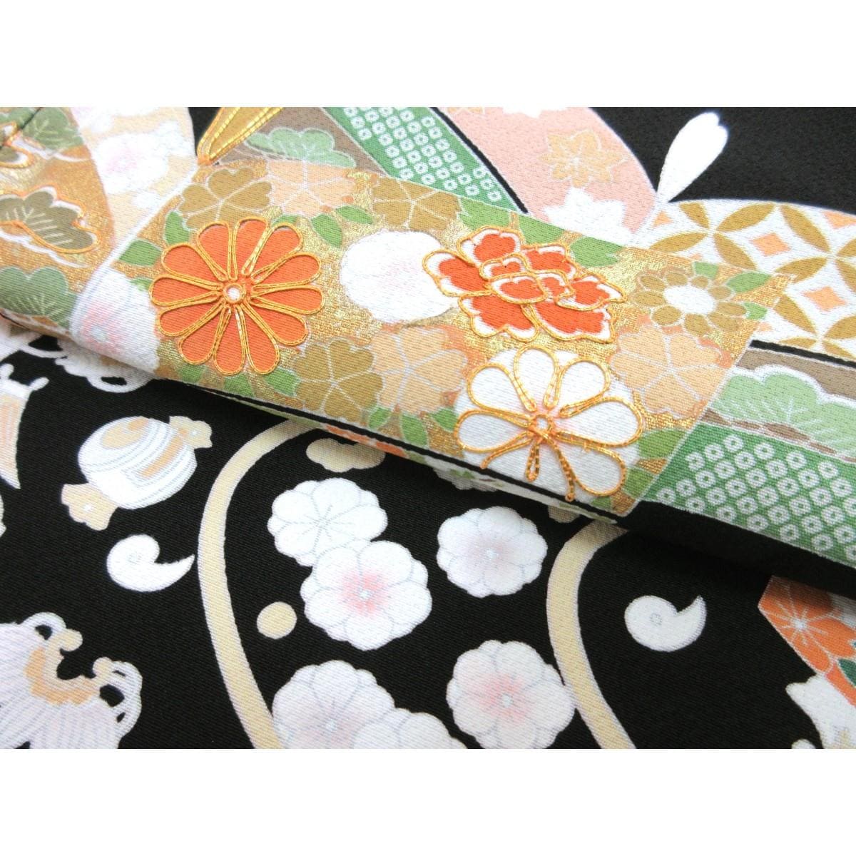 留袖　友禅金彩加工　刺繍入り　丸に抱沢潟