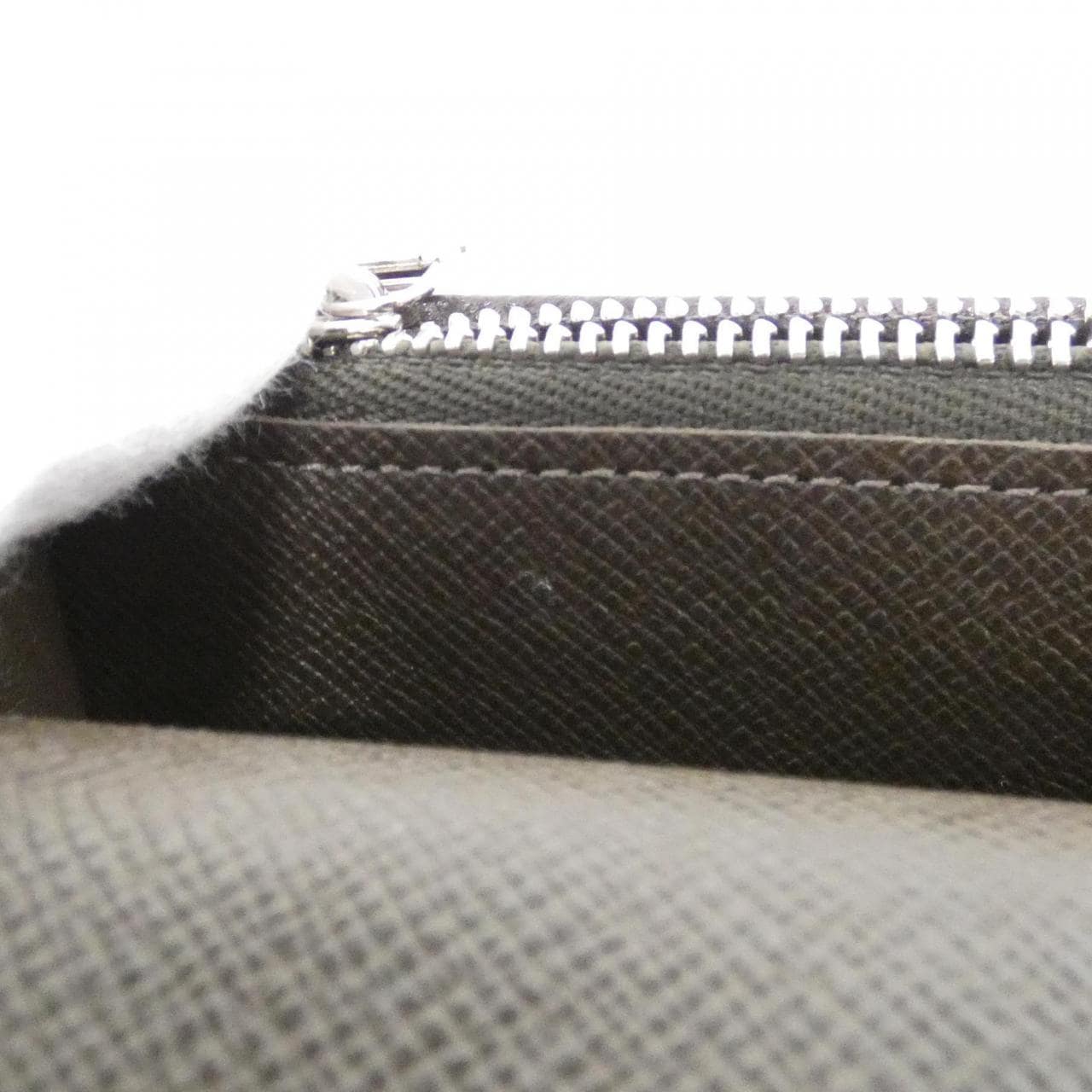 LOUIS VUITTON Taiga Portefeuille Brazza M32578 钱包