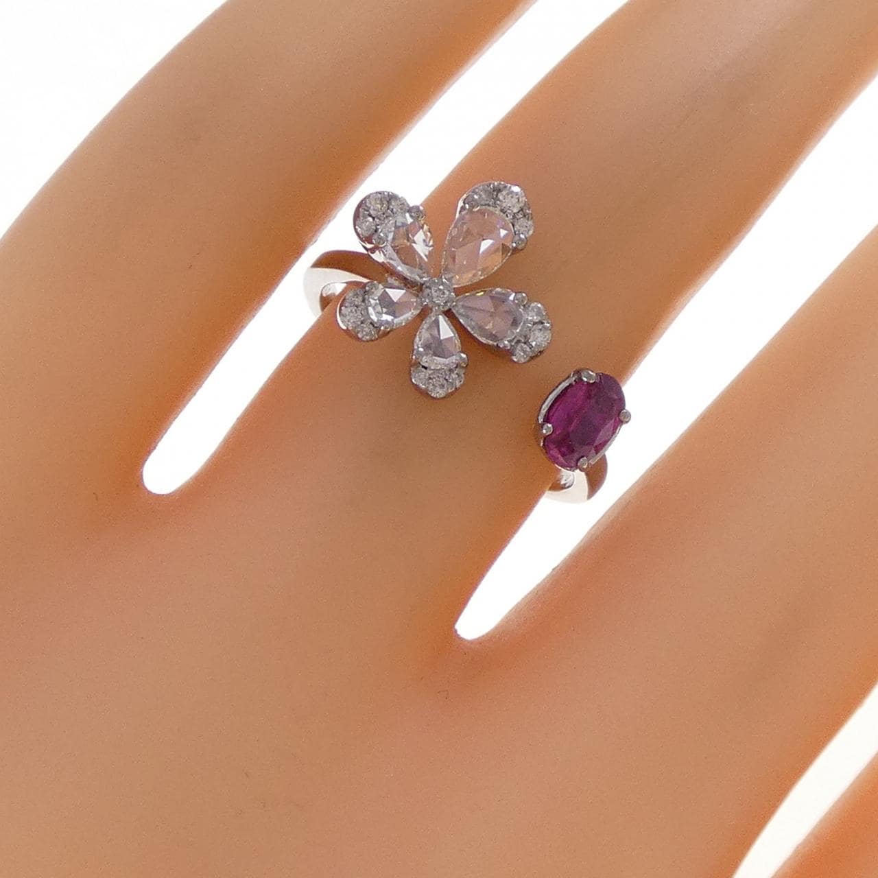 K18WG フラワー ルビー リング 0.30CT