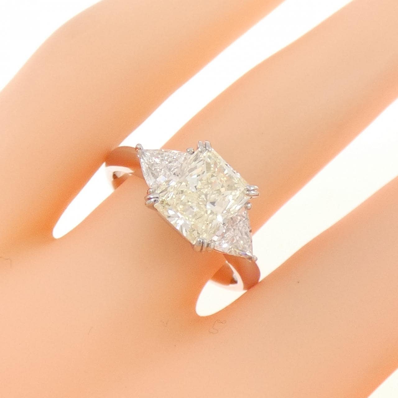 PT900 ダイヤモンド リング 2.100CT VLY VS2 ファンシーカット