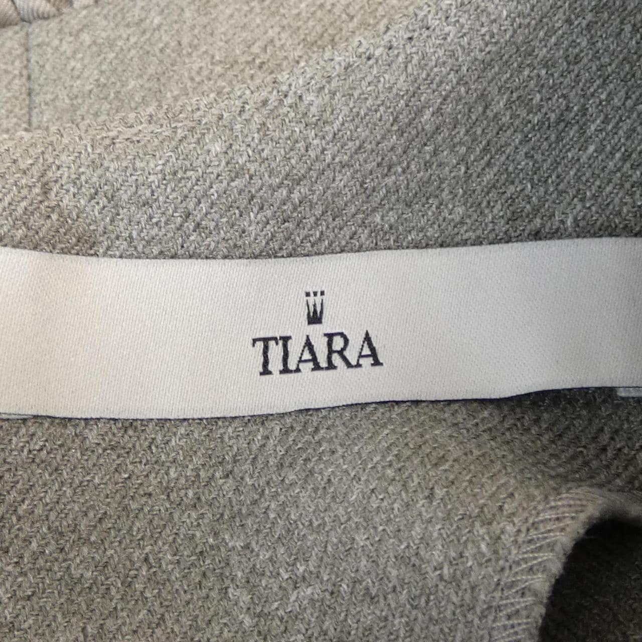 ティアラ TIARA トップス