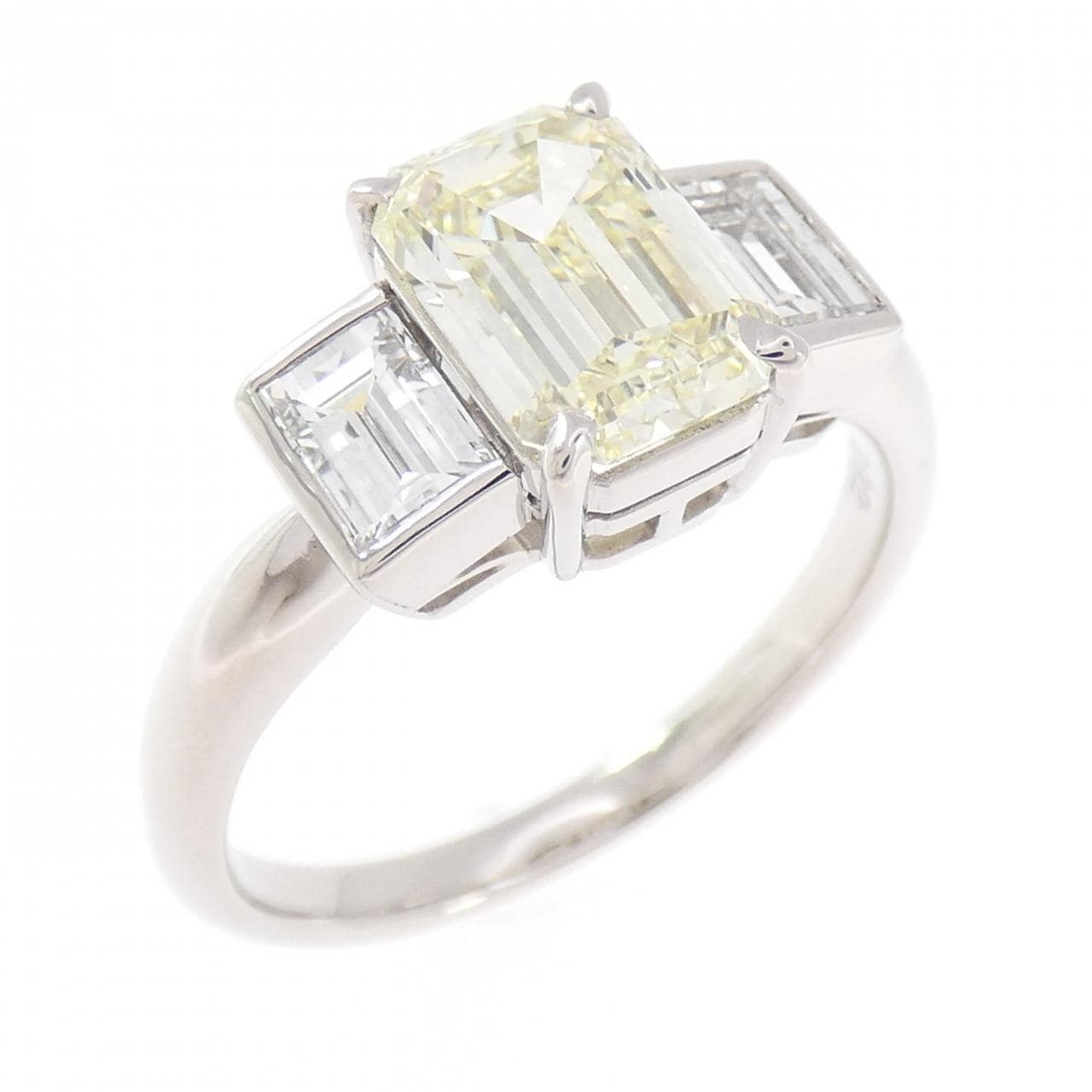 PT900 ダイヤモンド リング 2.053CT LY VS2 エメラルドカット