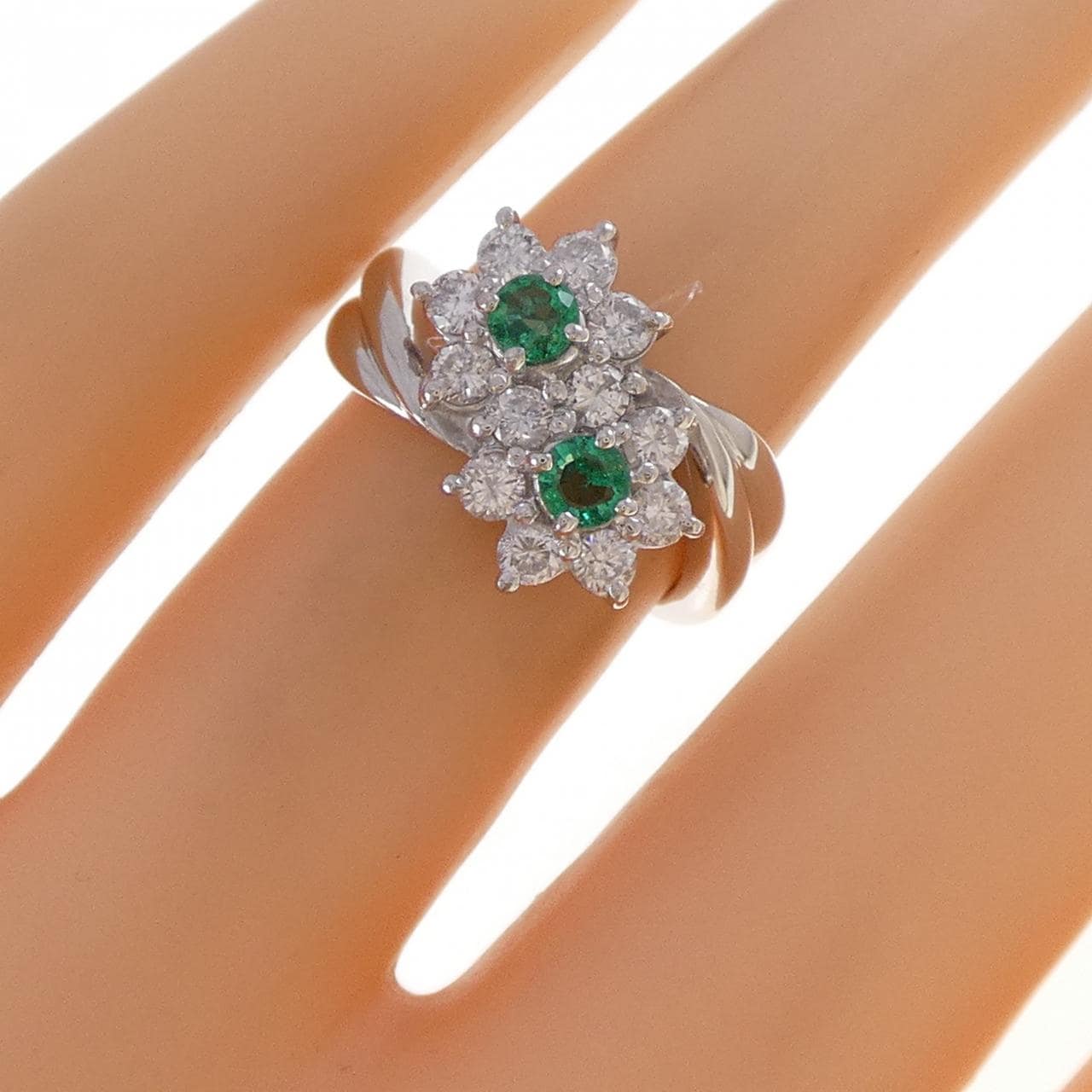 PT900 フラワー エメラルド リング 0.28CT
