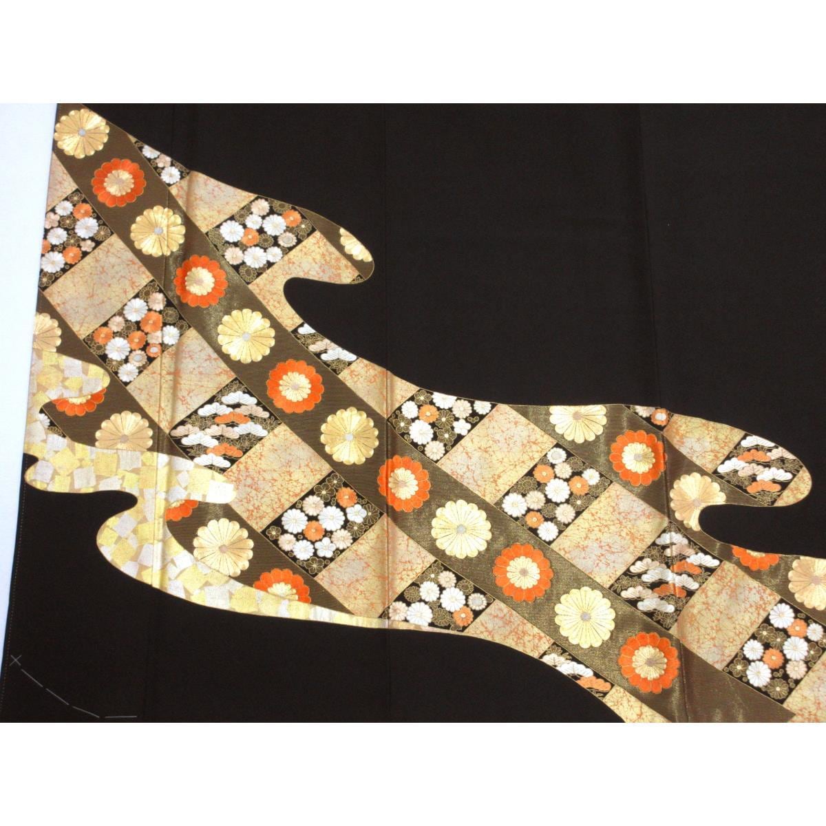 留袖　金彩加工刺繍入り　沢潟