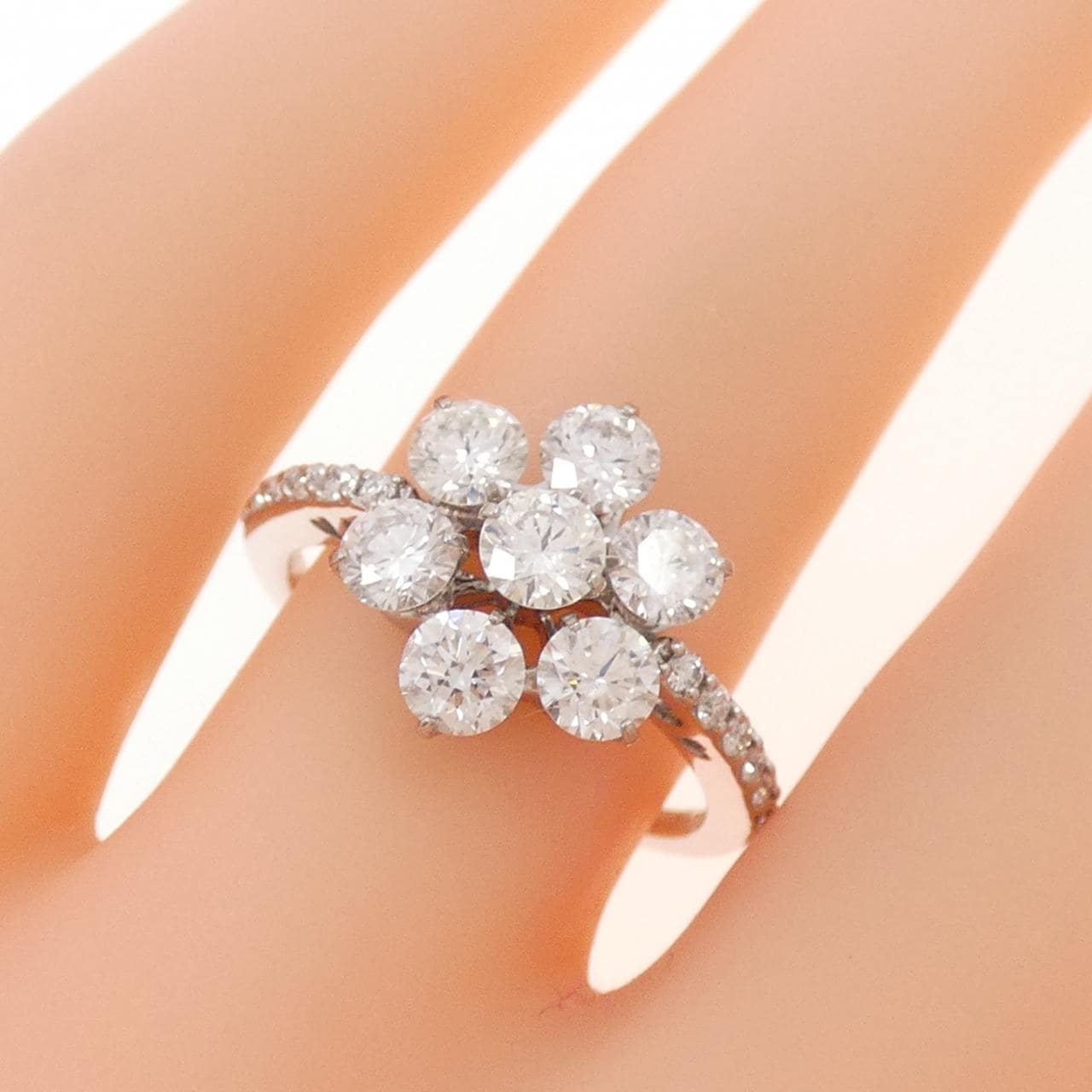 K18WG フラワー ダイヤモンド リング 1.31CT