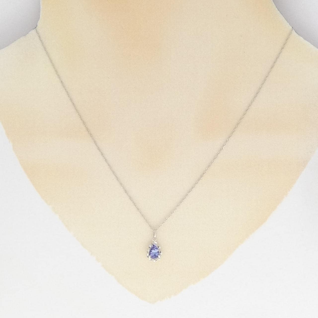 K18WG Tanzanite necklace
