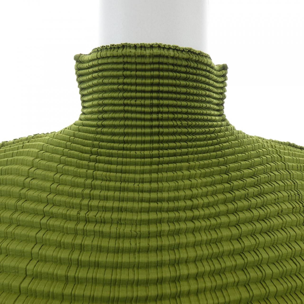 イッセイミヤケ ISSEY MIYAKE トップス