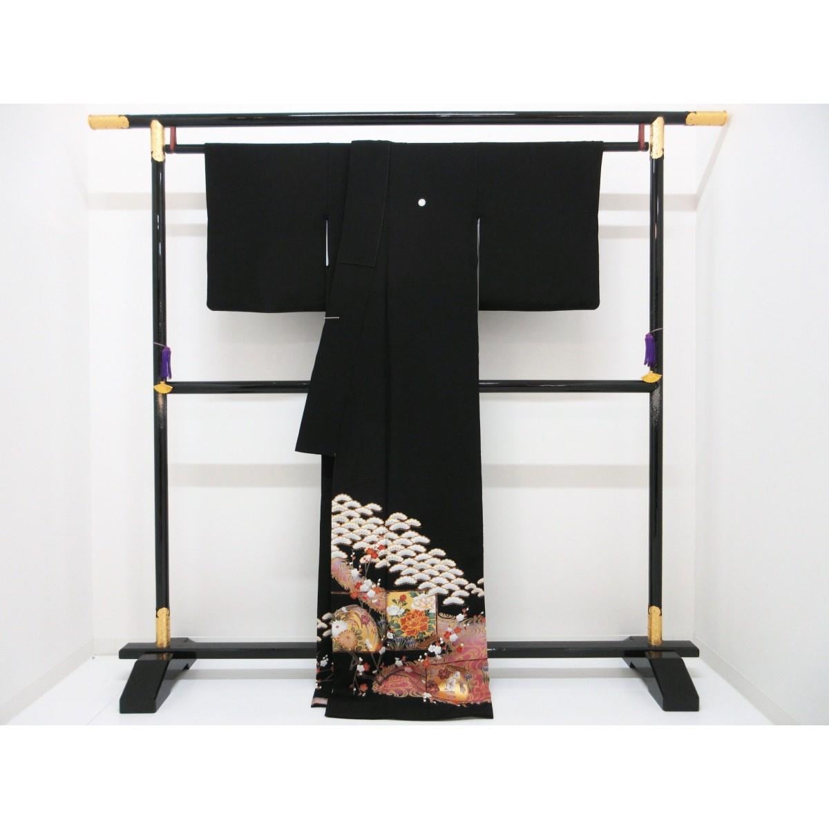 留袖　友禅金彩加工　刺繍入り　丸に剣片喰　身幅２Ｌ寸