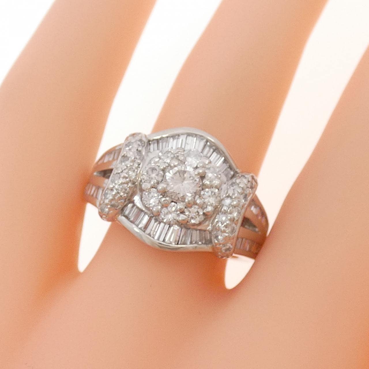 PT900钻石戒指，1.66克拉