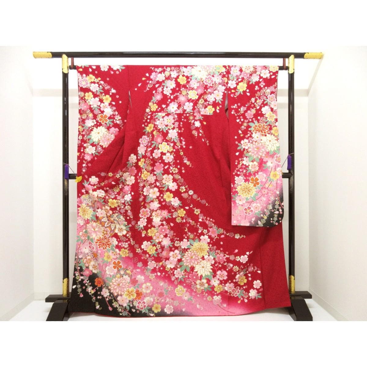 振袖　金通しボカシ染　友禅金彩加工　刺繍入り