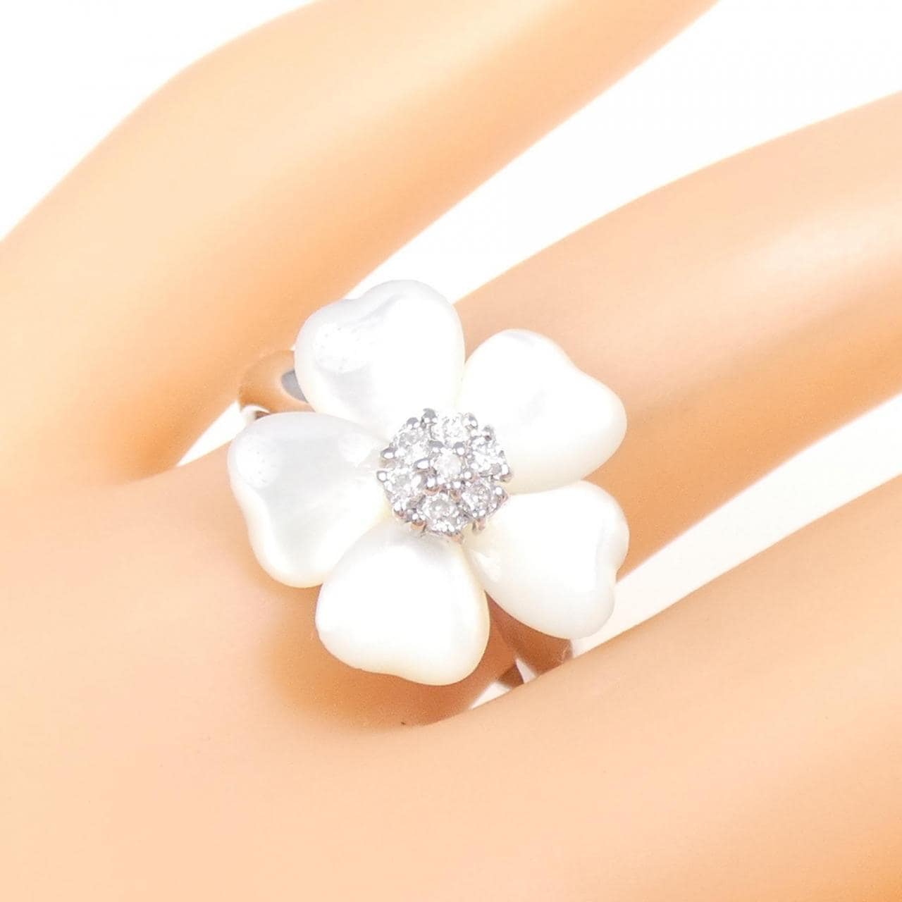 K18WG flower mother of pearl ring