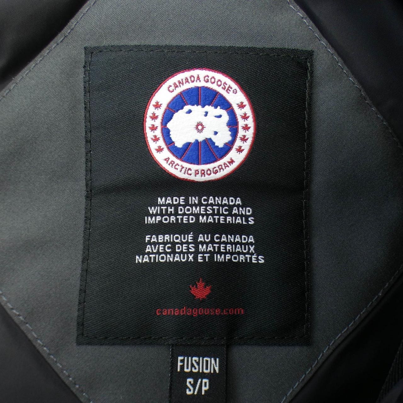 加拿大鹅CANADA GOOSE羽绒大衣