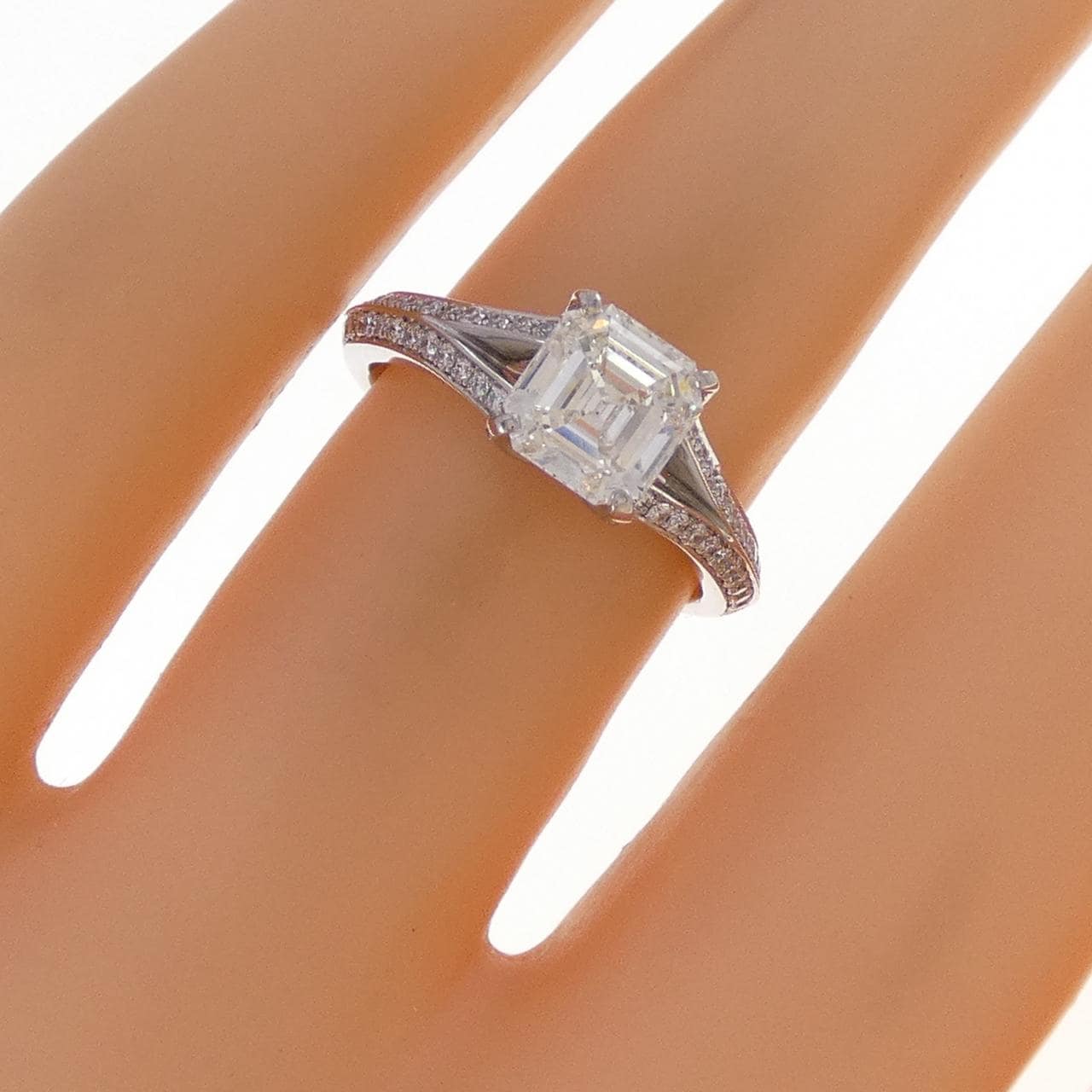 グラフ レガシー リング 1.05CT I VS2 エメラルドカット