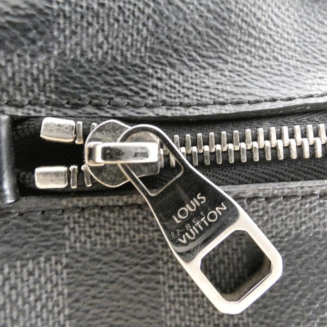 ルイヴィトン ダミエ グラフィット アンブレール N41289 ショルダーバッグ