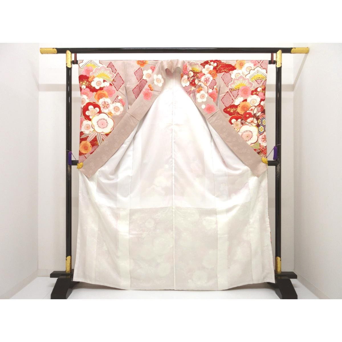 振袖　友禅金彩加工　刺繍入り