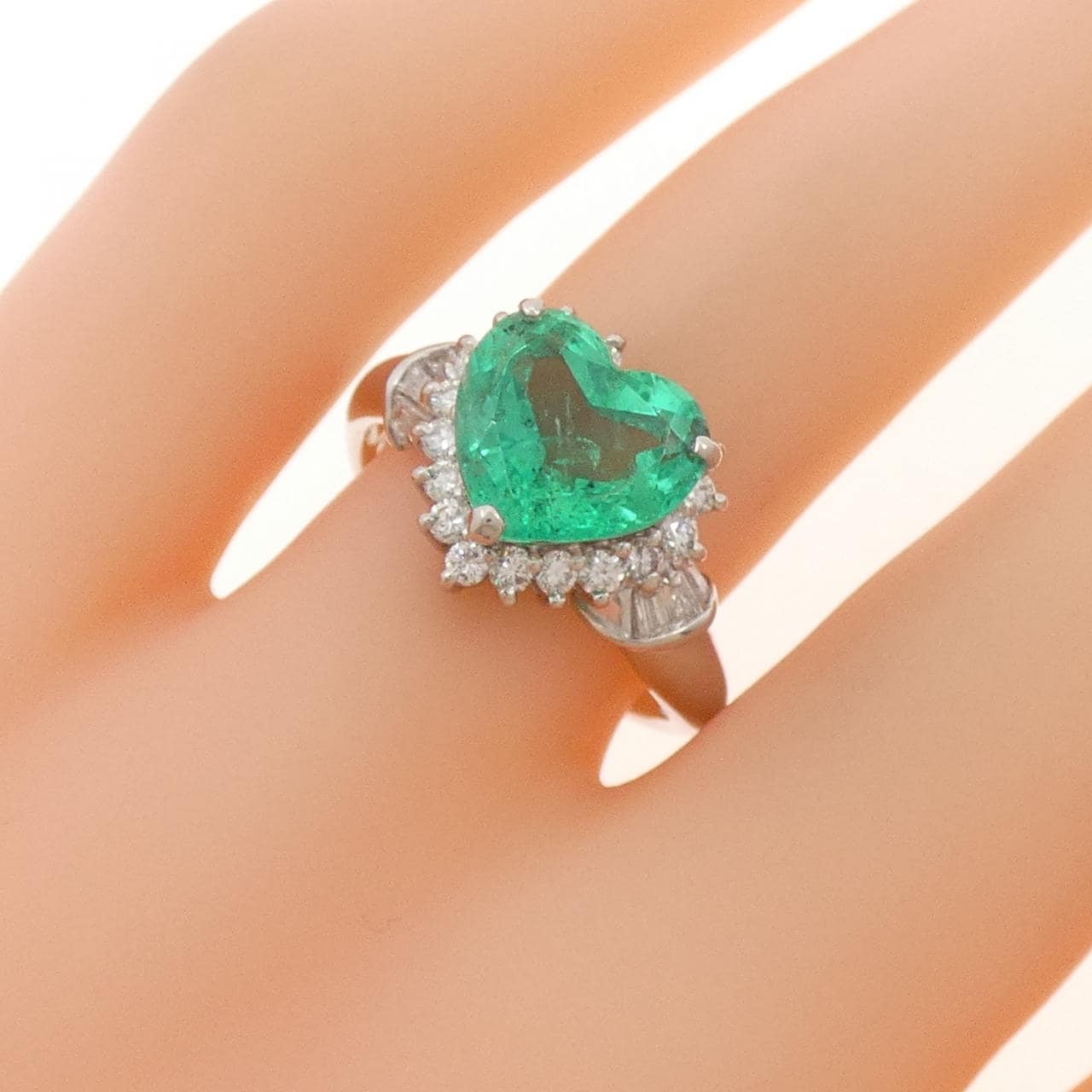 PT900 ハート エメラルド リング 2.32CT