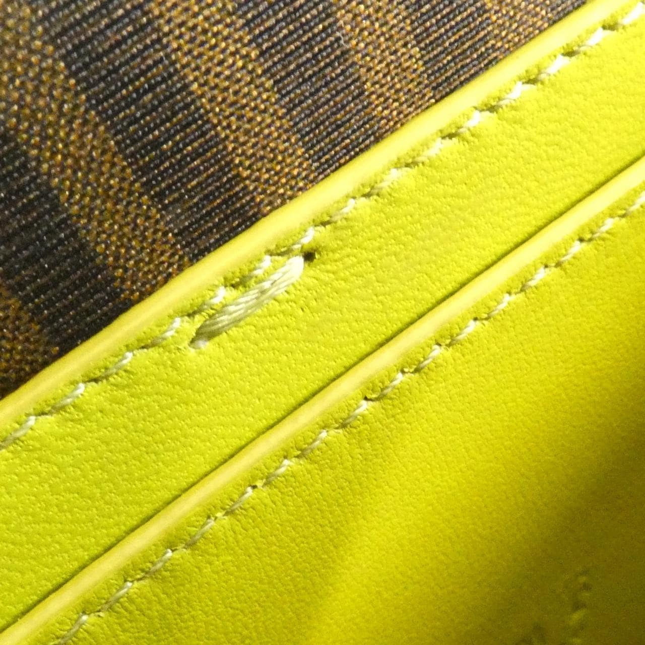 フェンディ バゲット フォンポーチ 7AS142 AMCP