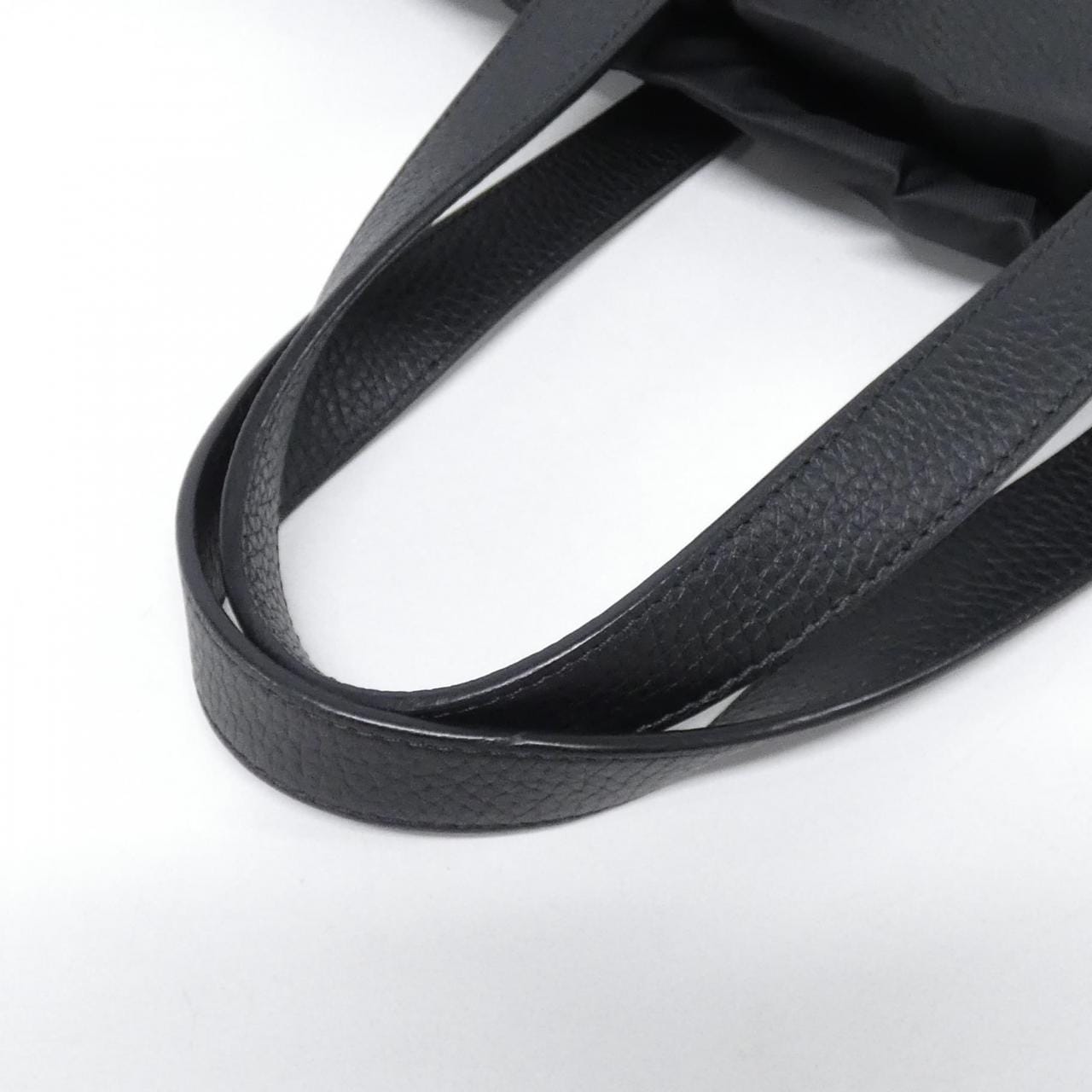 LOUIS VUITTON Taurillon (LV Circle) Hippo Light M55000 單肩包