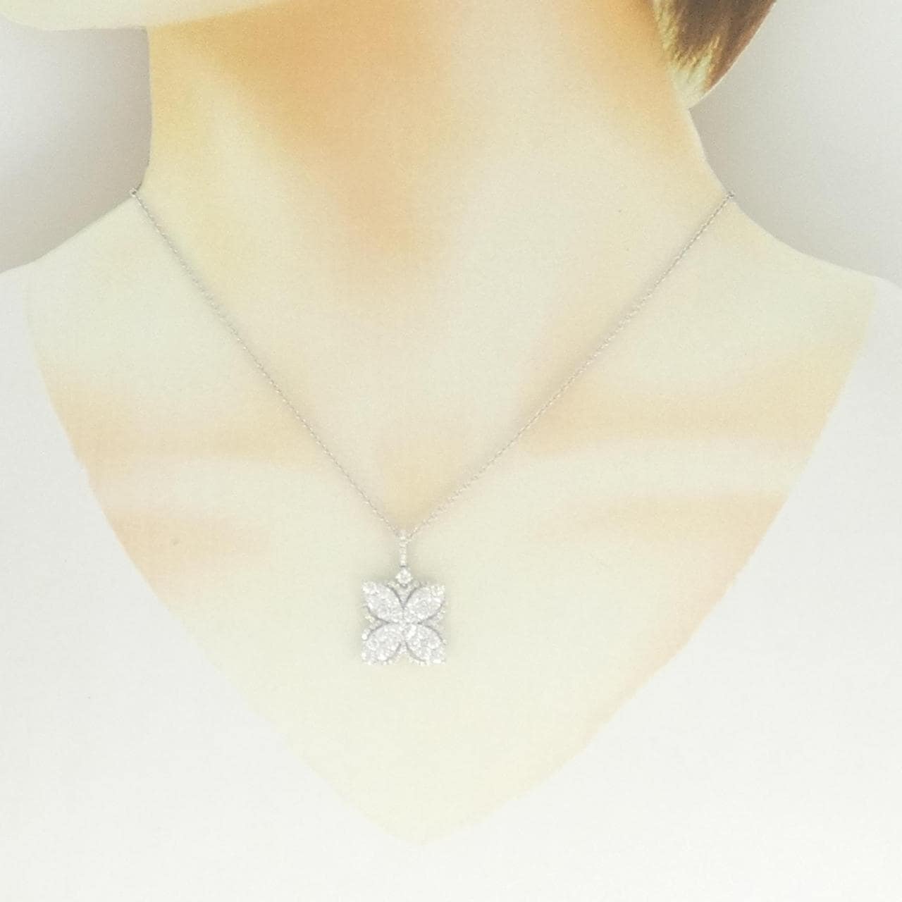 750WG フラワー ダイヤモンド ネックレス