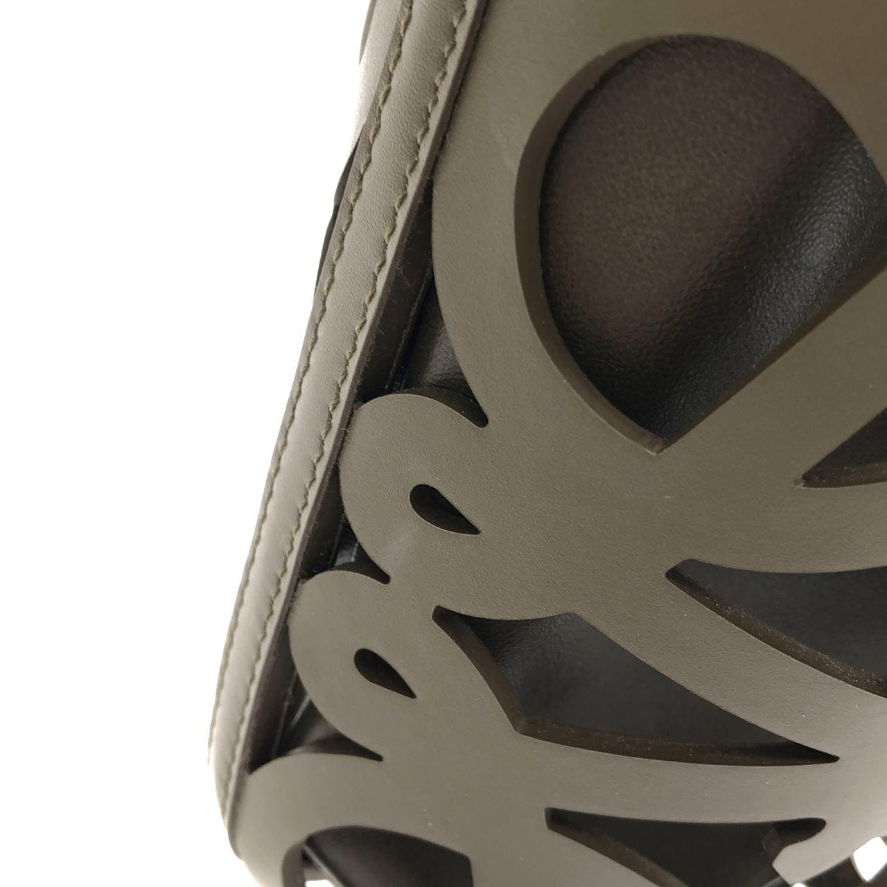 ロエベ アナグラム カット アウト ポケット C922Y62X04 ショルダーバッグ